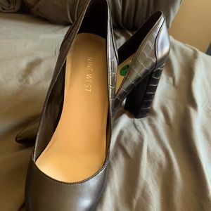Black slip-in pointed pump